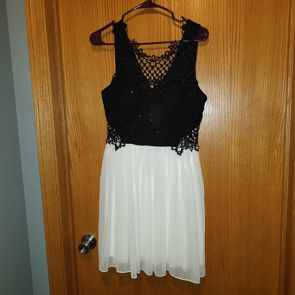 Sleeveless black and white dress - size 11